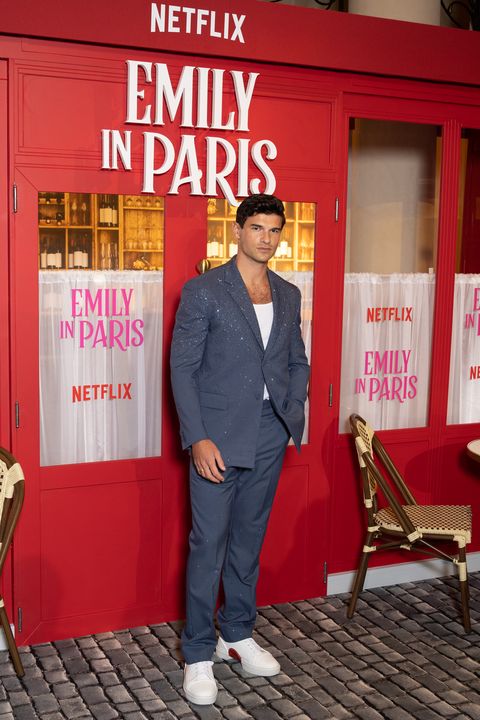 "Emily en París" Por Netflix Estreno mundial de la temporada 3 Inside the Photocall en el Théâtre des Champs-Elysées en París