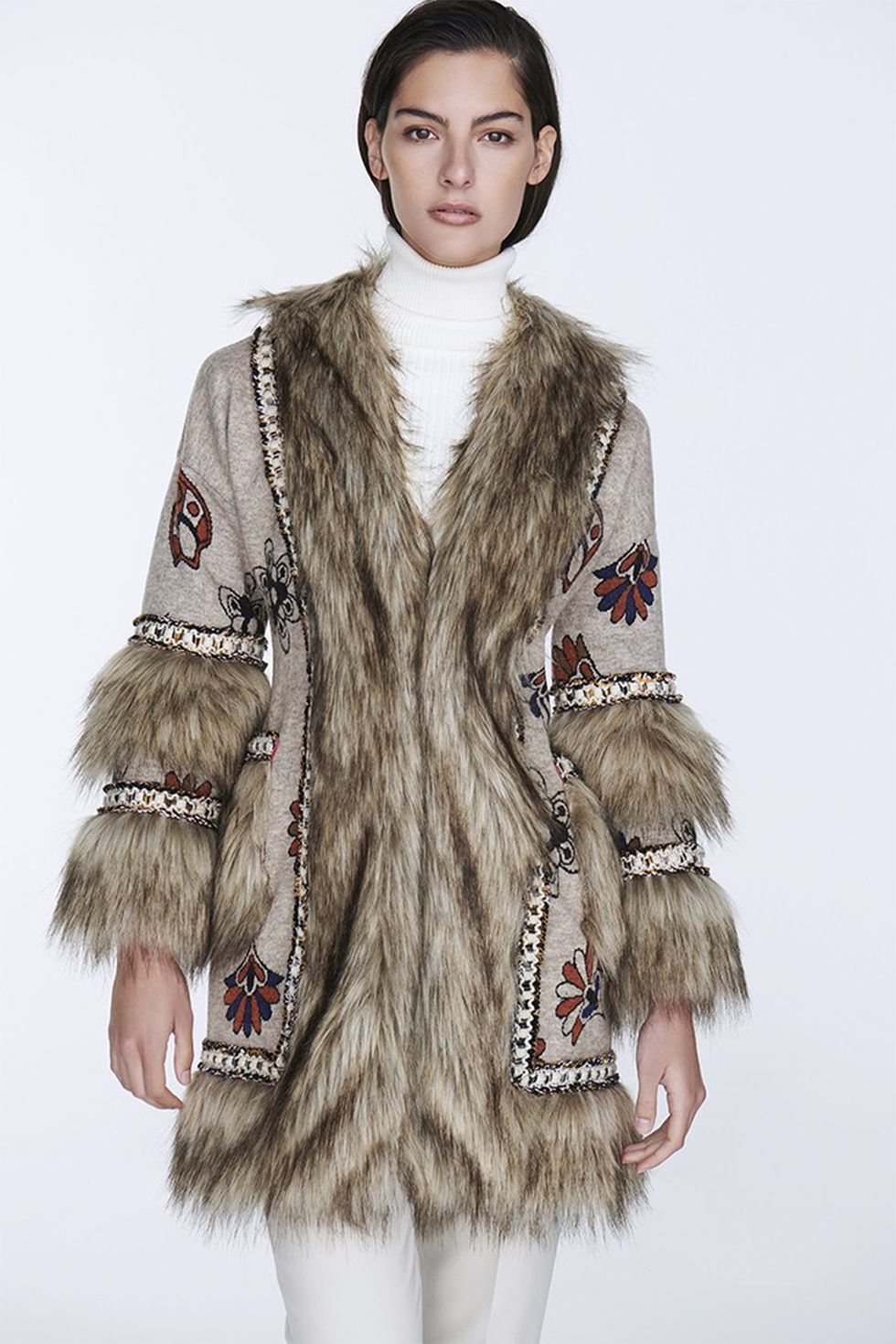 abrigo de lana y pelo sintético unkas de the extreme collection, como el que tiene paula echevarría