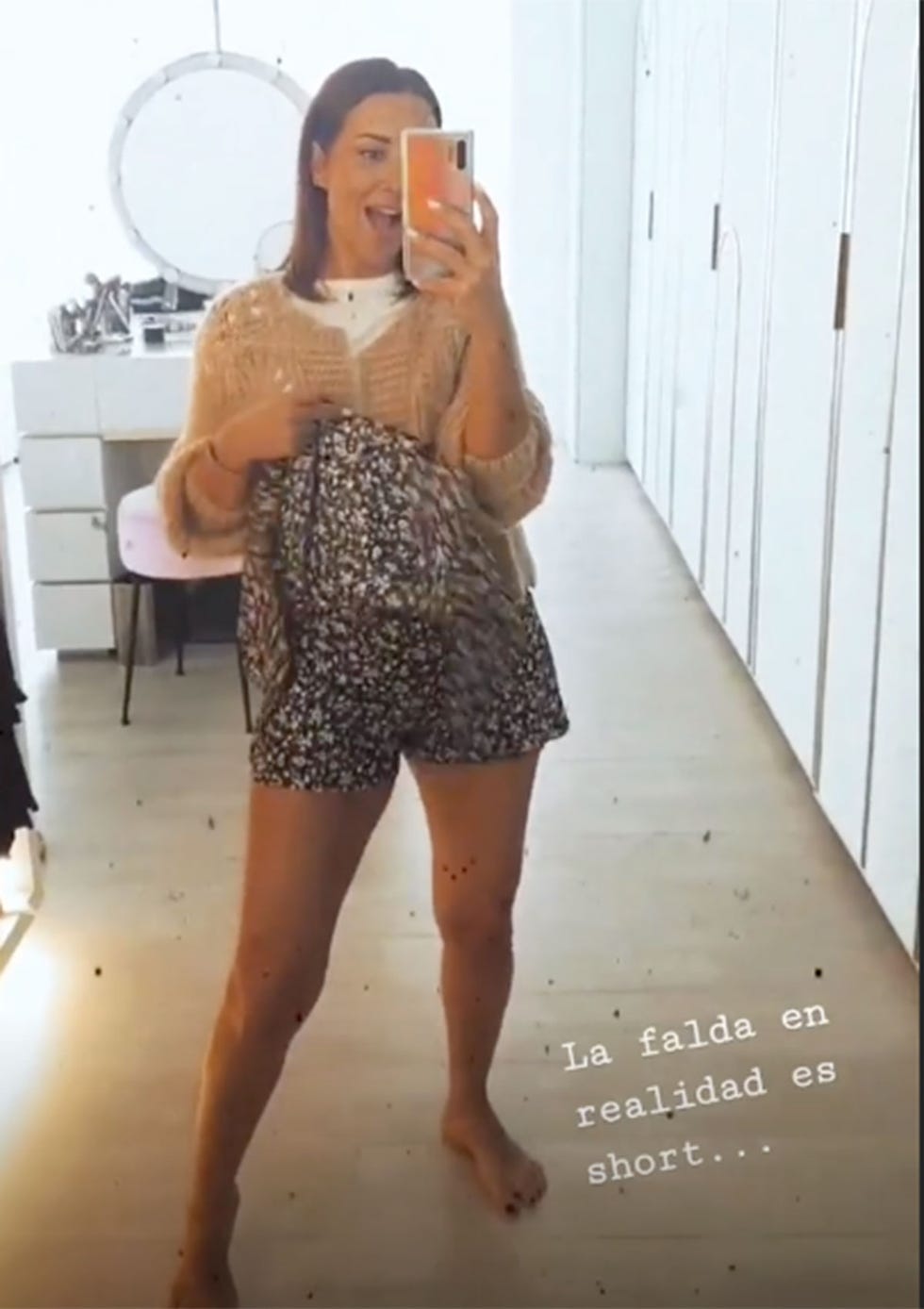 Paula Echevarría y su nuevo uniforme durante la cuarentena. La actriz se ha quitado los pantalones de algodón y se ha puesto un look más 'arregladito' con shorts y rebeca de lana.