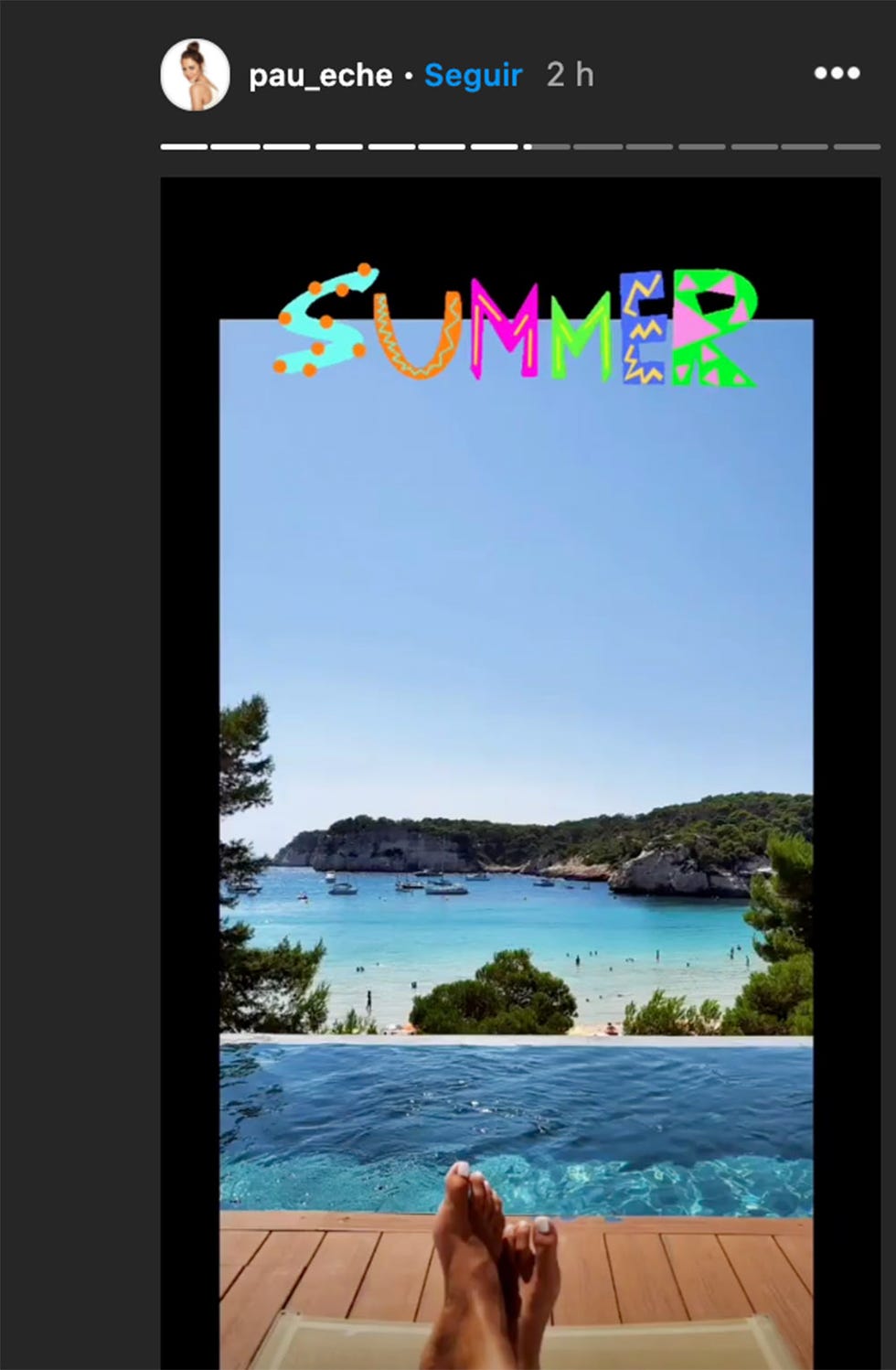 paula echevarría toma el sol en la terraza del un hotel en menorca