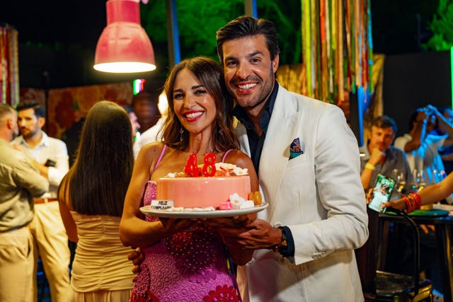 Paula Echevarría sopla las velas de su cumpleaños con Miguel Torres en  Marbella