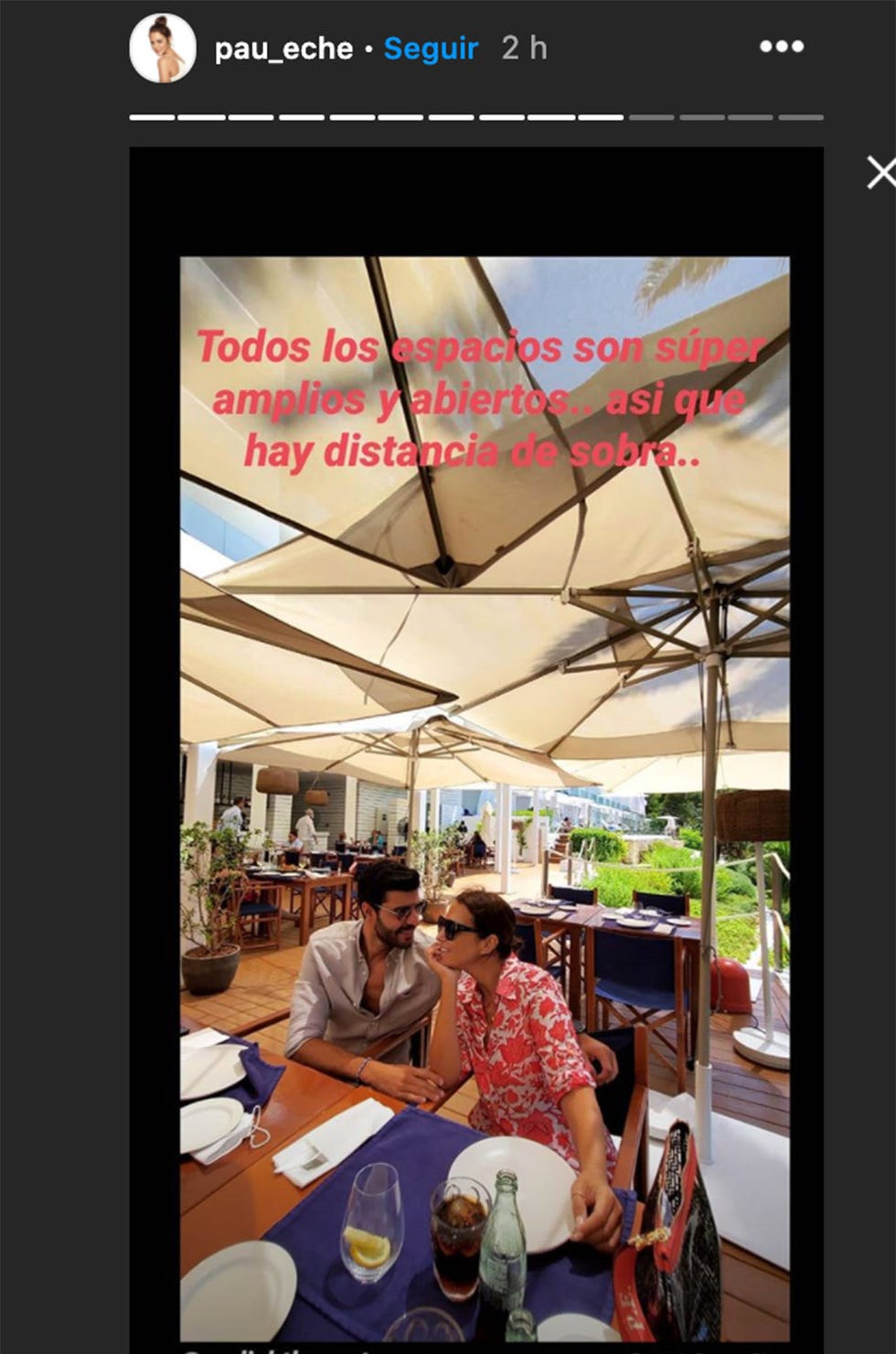 paula echevarría y miguel torres juntos en una terraza de menorca