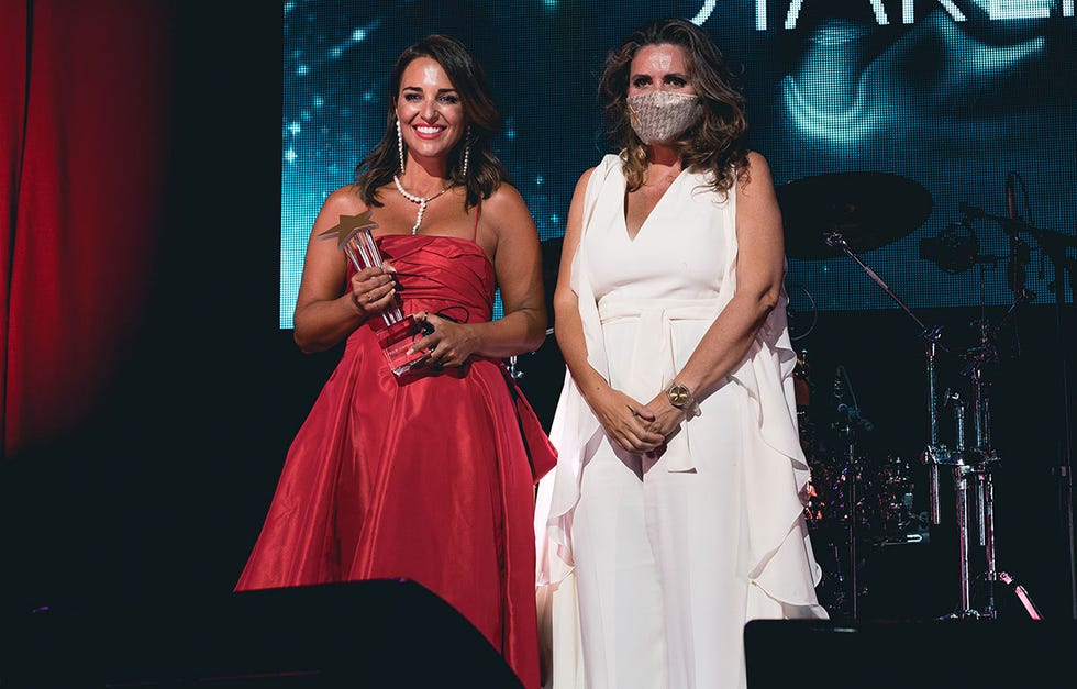 paula echevarría recoge un premio en la gala starlite, ante la atenta mirada de miguel torres