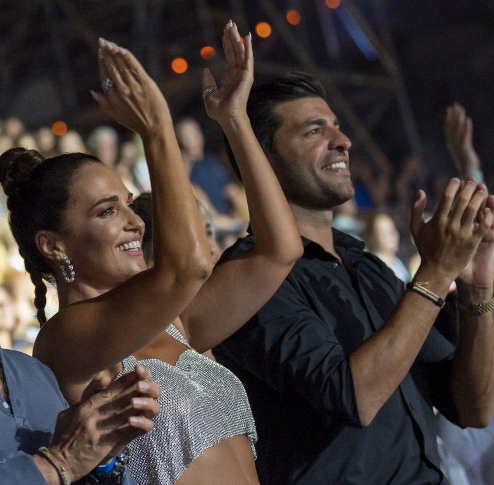 la actriz, con un top de strass de tirantes, y su novio en un concierto en starlite