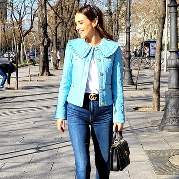 paula echevarría con chaqueta acolchada azul de uterqüe