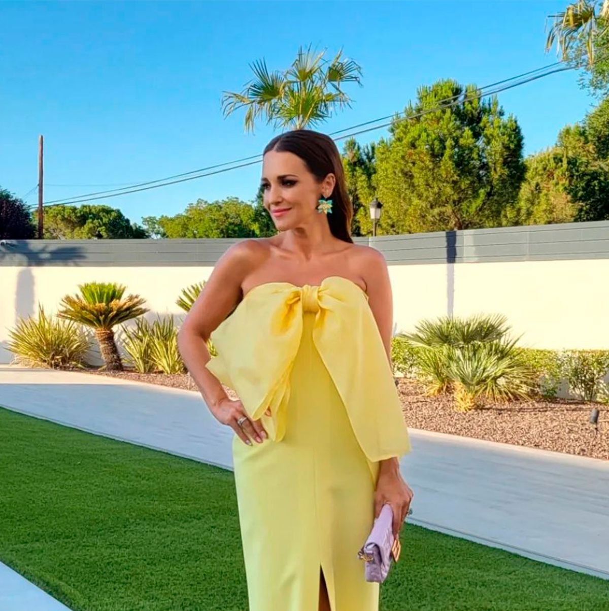 El vestido amarillo con lazo y abertura de Paula Echevarría