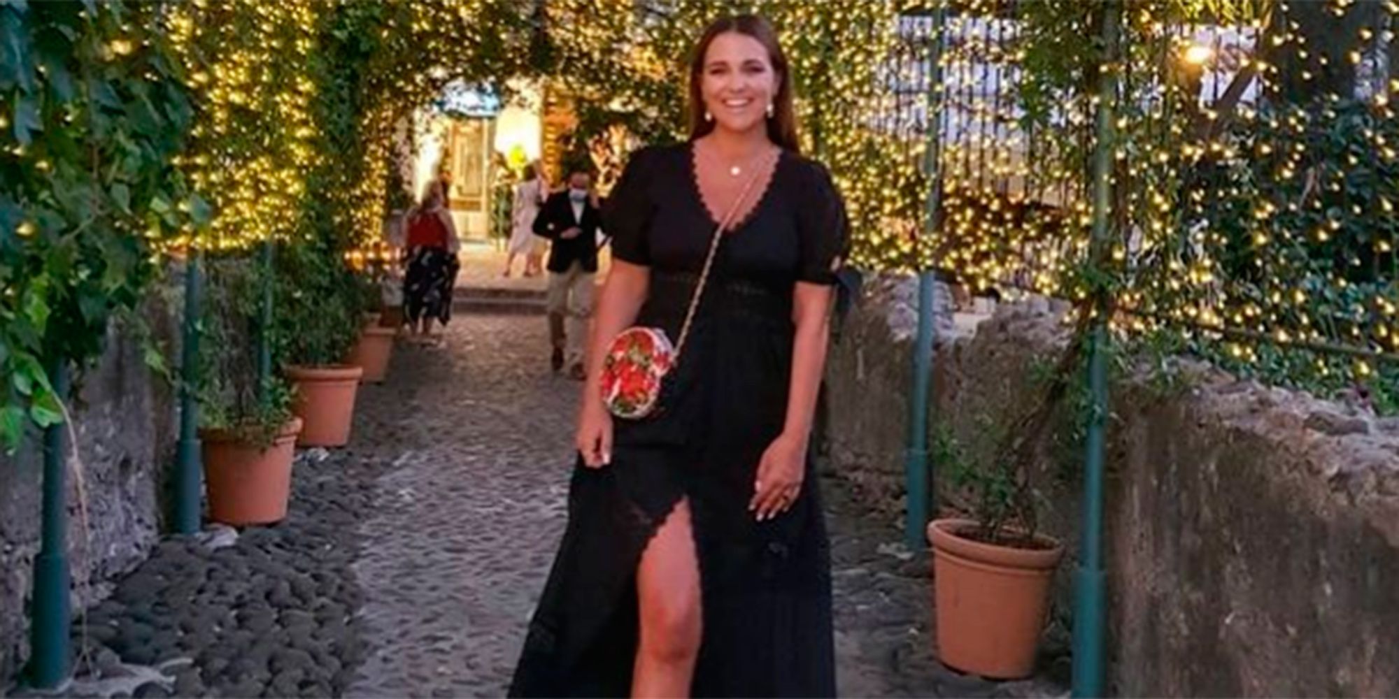 Paula Echevarr a con vestido largo negro de Charo Ruiz