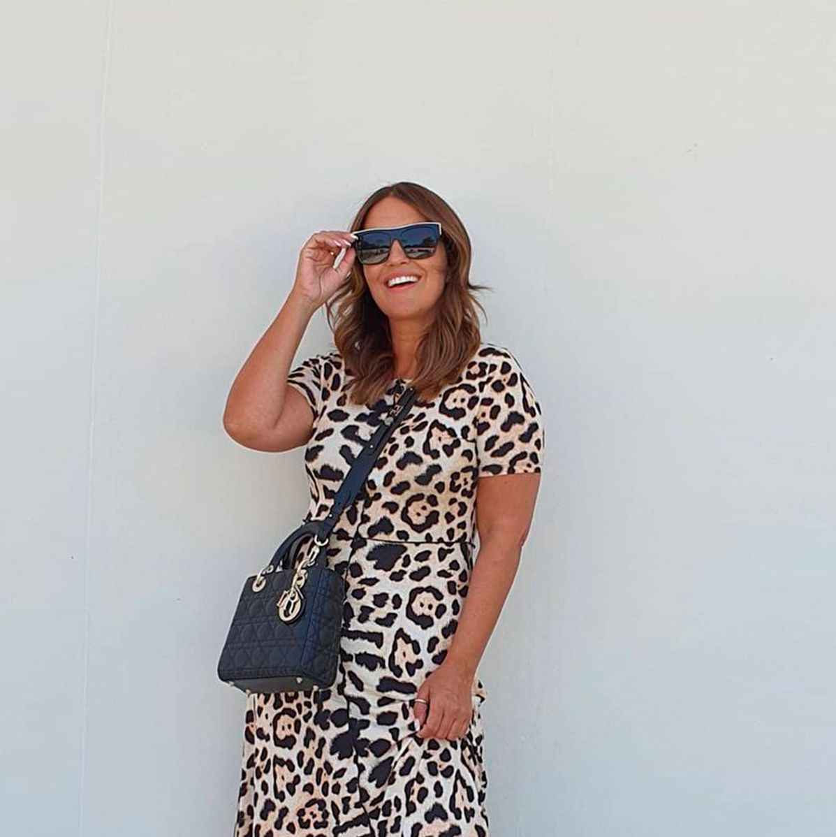 Paula Echevarría un vestido midi de leopardo de Mango