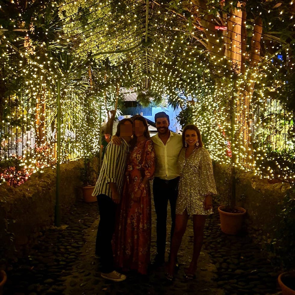 Paula Echevarría y Miguel Torres con amigos en Marbella