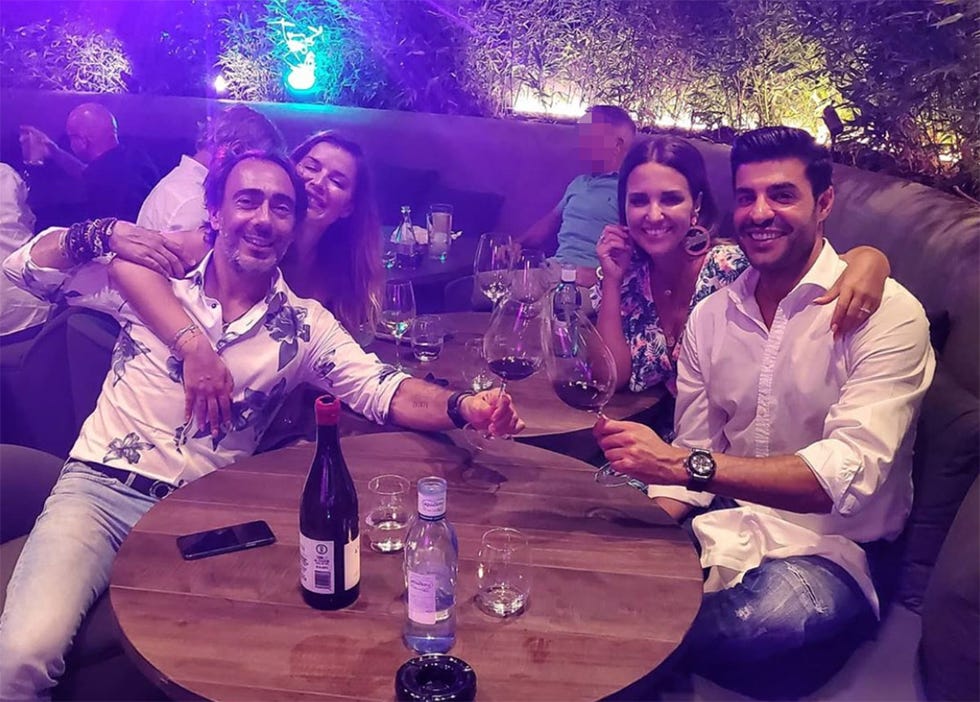 paula y miguel con amigos en marbella