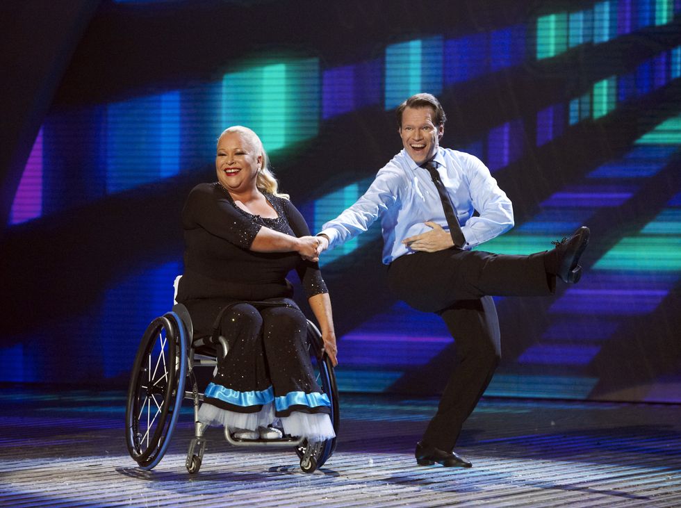 Paula Moulton im Rollstuhl tanzt mit Gary Lyness auf der Bühne während „Britain's Got Talent“.