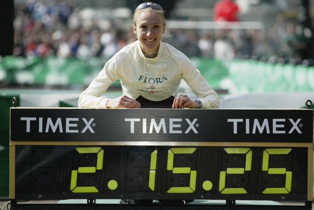paula radcliffe of great britain with the womens elite trophy