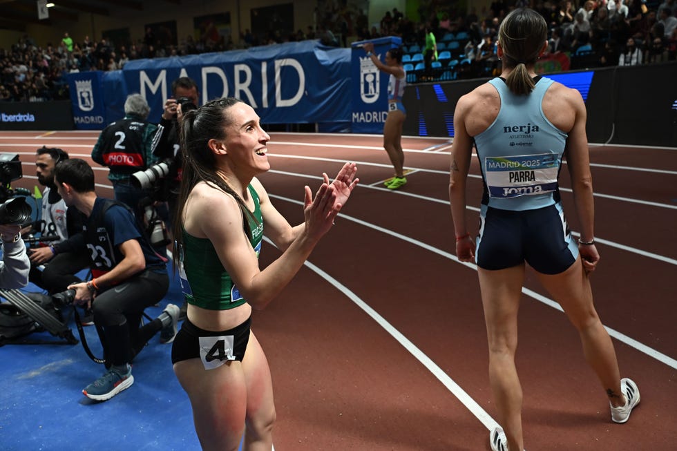 madrid, 23/02/2025. paula sevilla (i) se proclama vencedora de la final femenina de 400 metros en los campeonatos de españa en pista cubierta que se disputan en el centro deportivo municipal gallur en madrid. efe/fernando villar 