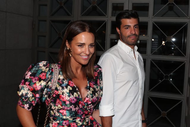 paula echevarría y miguel torres paseando felices de la mano y hablando con la prensa