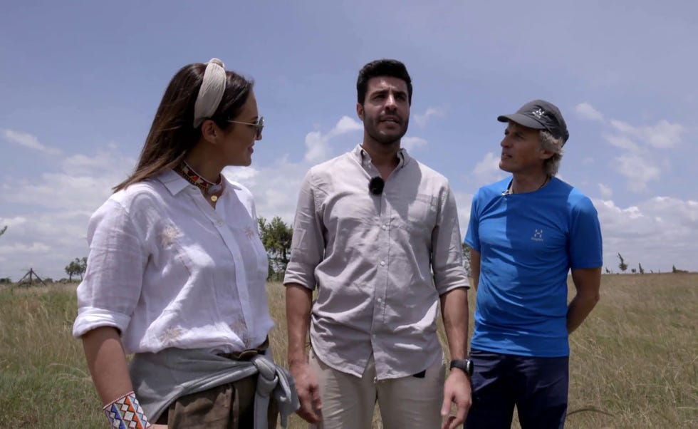 la actriz y su pareja, vestidos de safari, en kenia con el aventurero