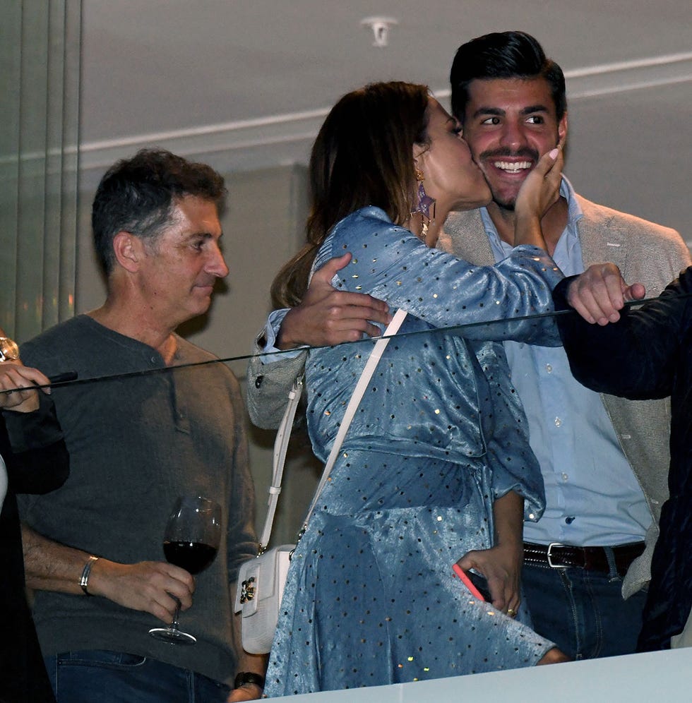 Paula Echevarría y Miguel Torres se comen a besos en las procesiones de Málaga