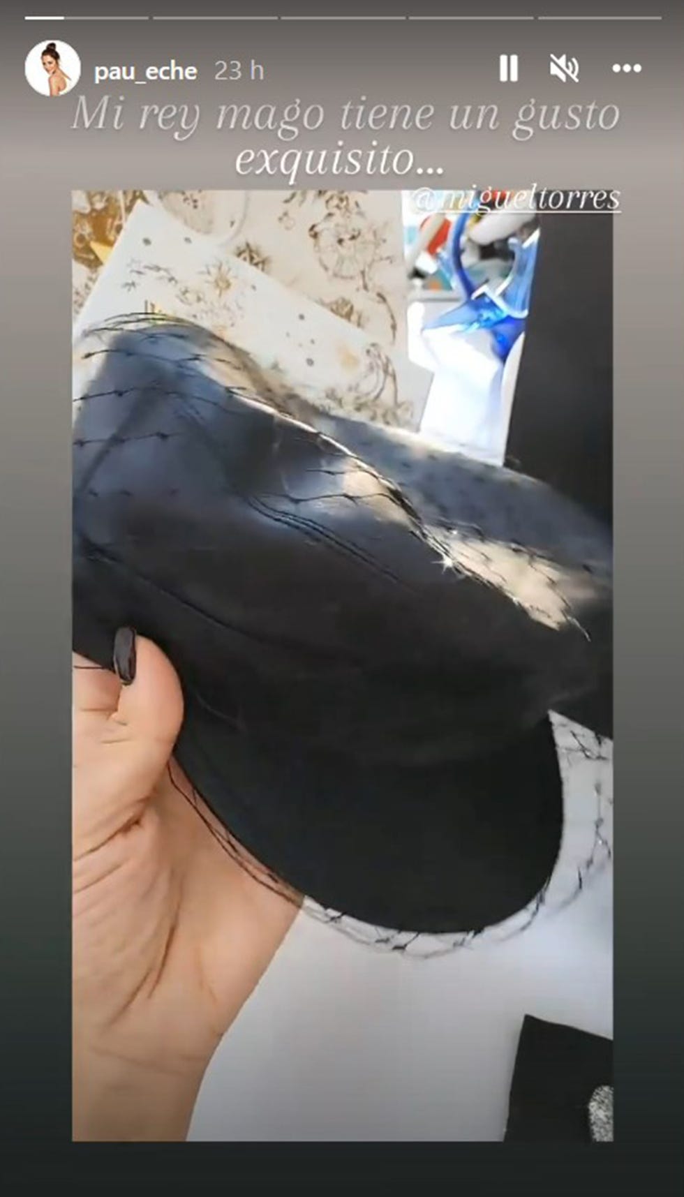 la actriz muestra la gorra de la firma dior que le ha traído el rey baltasar