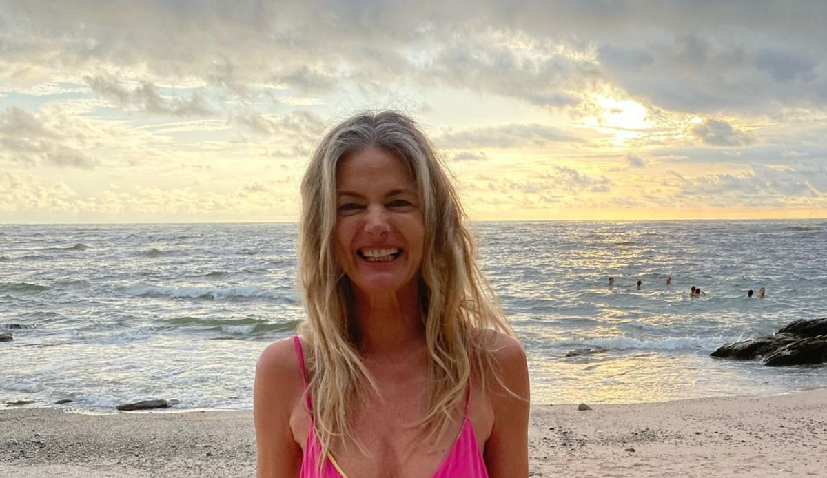 Paulina Porizkova 57 Shows Off Toned Abs Beachside In A Hot Pink Bikini