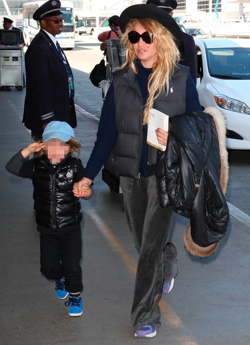 Paulina Rubio con su hijo a su llegada en el aeropuerto de Los Ángeles