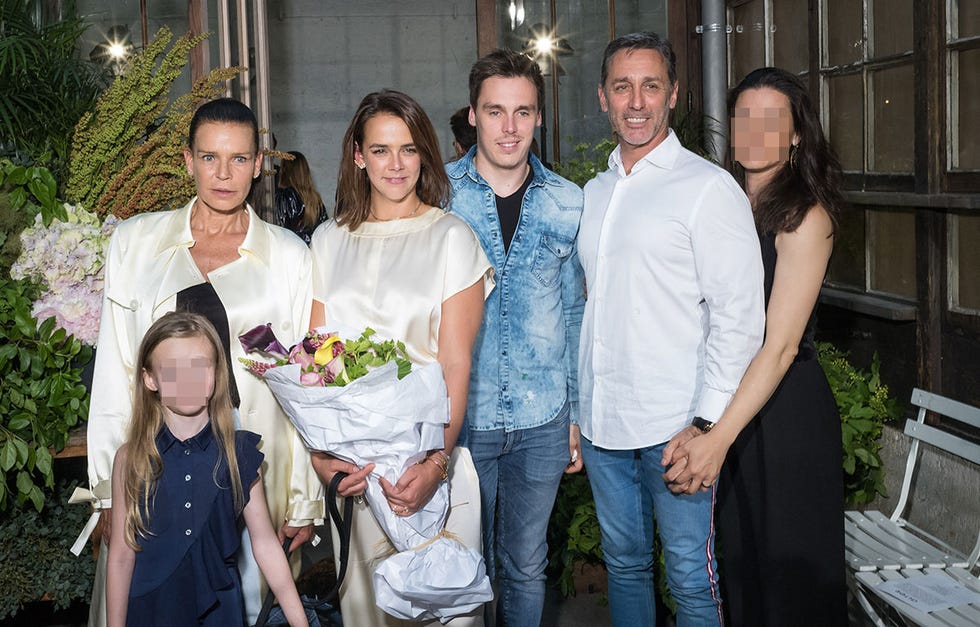 Pauline Ducruet reúne a sus padres en la presentación de su primera colección de moda.