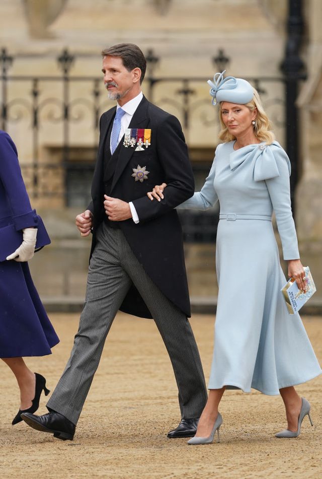 Η πριγκίπισσα της διαδόχου της Ελλάδας Marie-Chandel φαίνεται όμορφη με μπλε baby στη στέψη του βασιλιά Καρόλου, φωτογραφίες