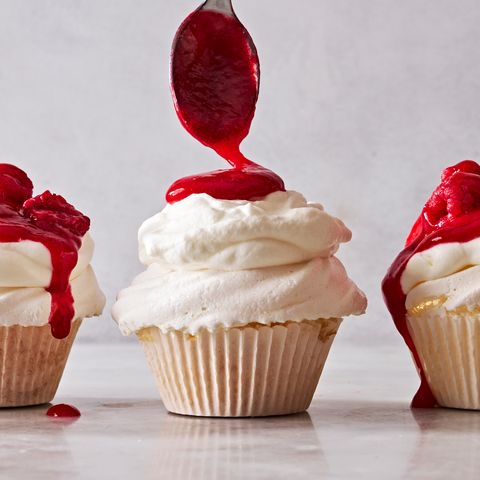 pavlova cupcakes with raspberry sauce