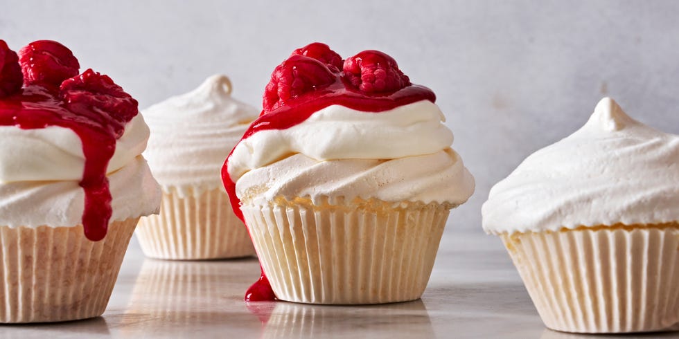 pavlova cupcakes with raspberry sauce