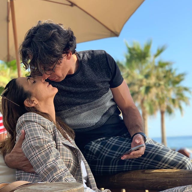 paz padilla y su marido dándose un beso