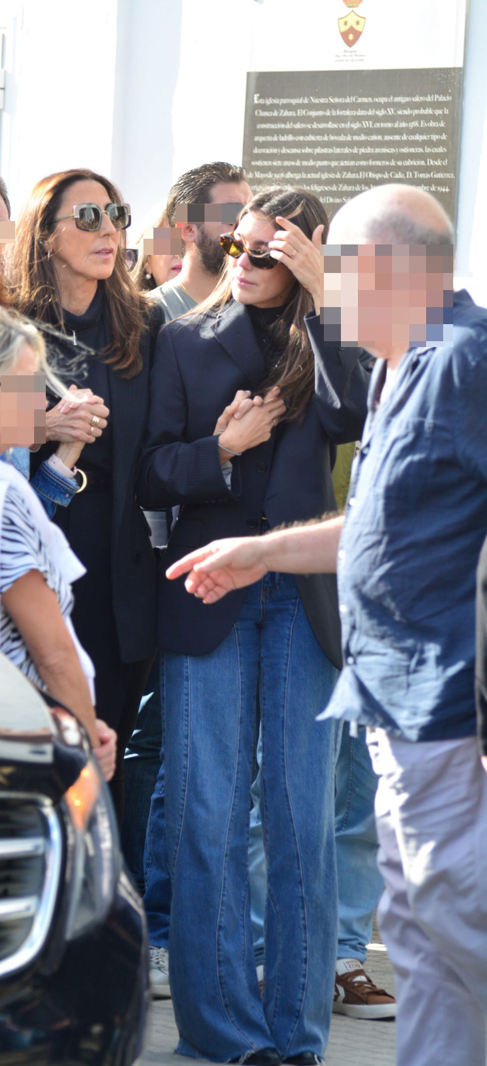 madre e hija, con gafas de sol, en el funeral por luis padilla, hermano de paz