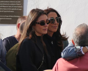 paz padilla, junto a su familia y su hija, anna ferrer padilla, entierra a su hermano luis