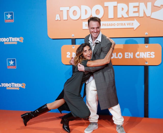 la presentadora y el actor turco en el photocall de la nueva película de santiago segura