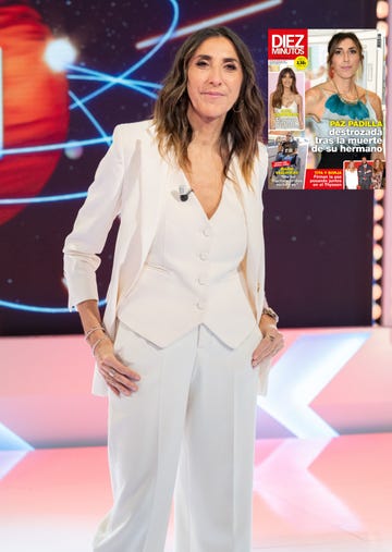 la actriz, con un traje pantalon con chaleco en color blanco, con la portada de diez minutos por la muerte de su hermano