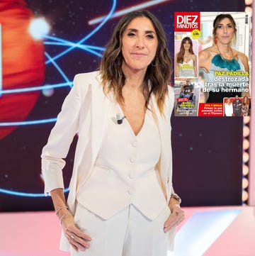 Paz Padilla la actriz, con un traje pantalon con chaleco en color blanco, con la portada de diez minutos por la muerte de su hermano