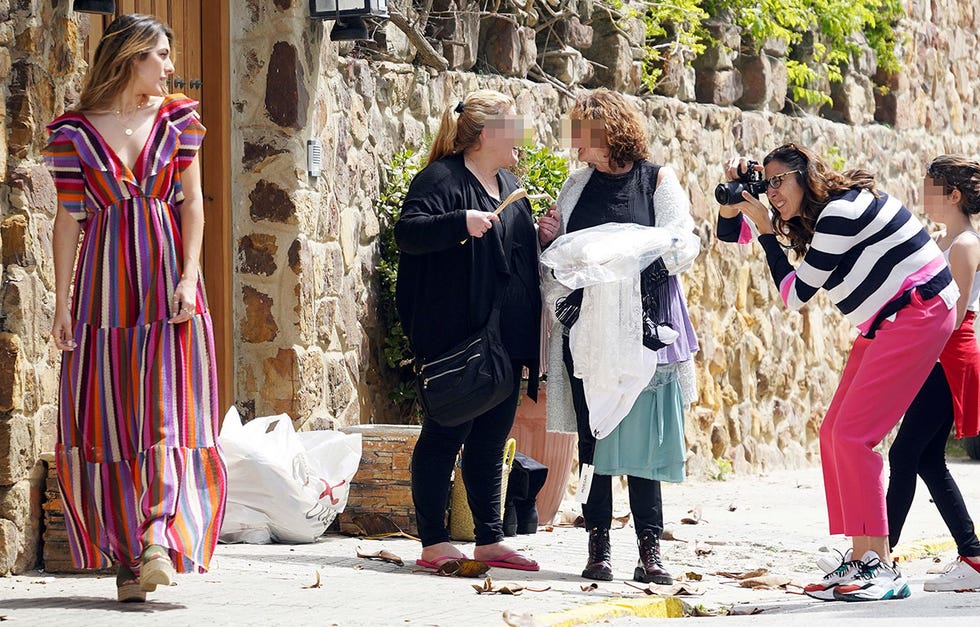 La joven posó para su madre con la ropa que venden en el negocio que acaban de inaugurar juntas, una tienda en Zahara de los Atunes.