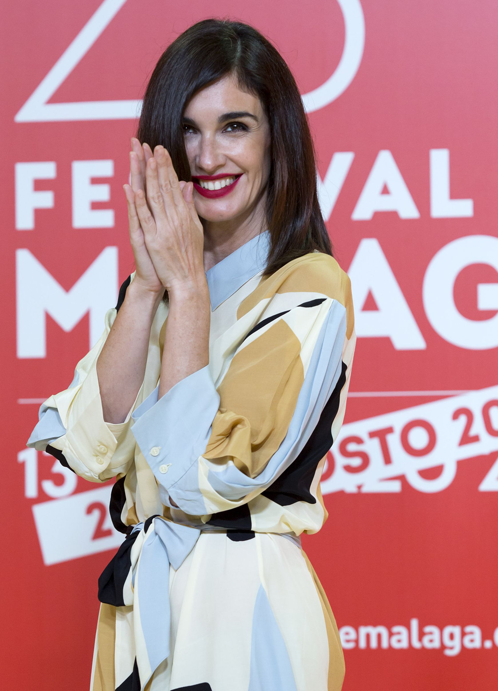 paz vega con vestido camisero de lunares en el festival de cine de málaga 2020