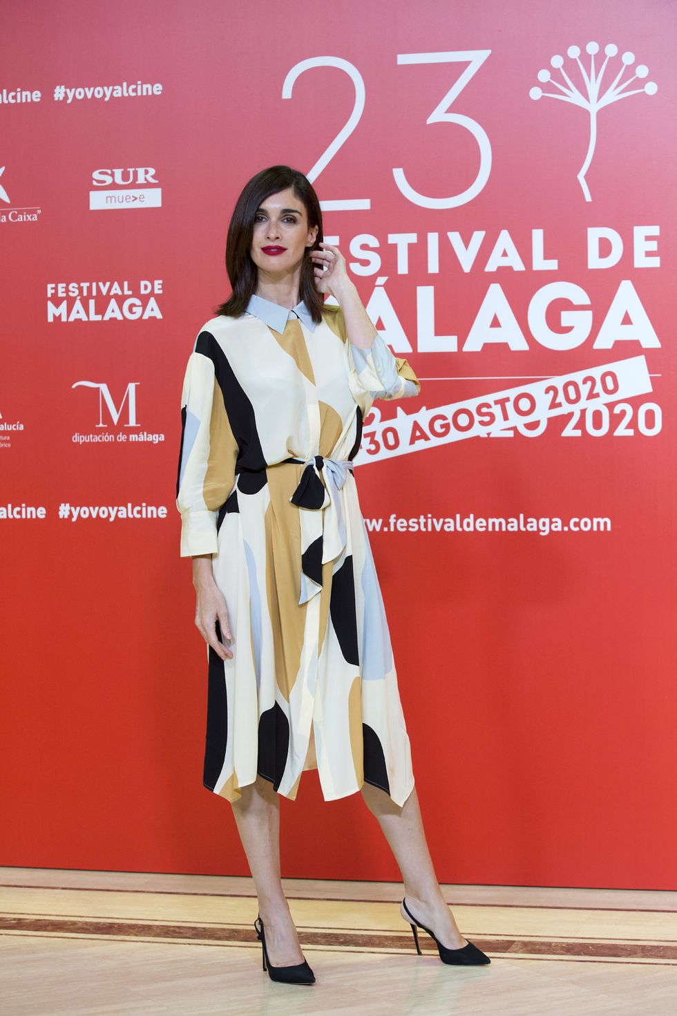 paz vega con vestido camisero de lunares en el festival de cine de málaga 2020