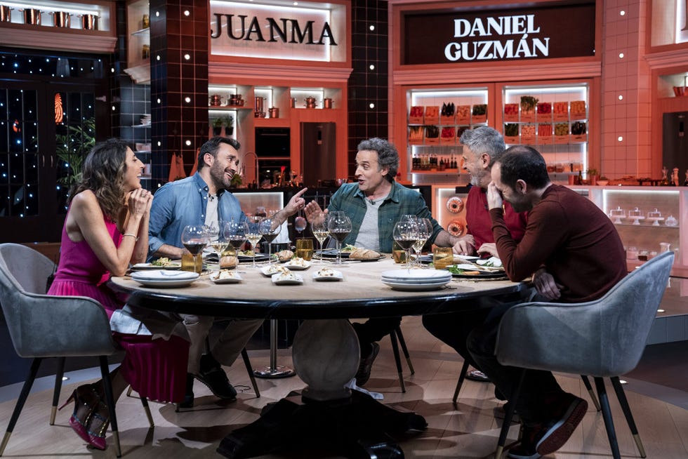 la presentadora con juanma castaño, daniel guzmán, miki nadal y Ángel martín en el plató de movistar