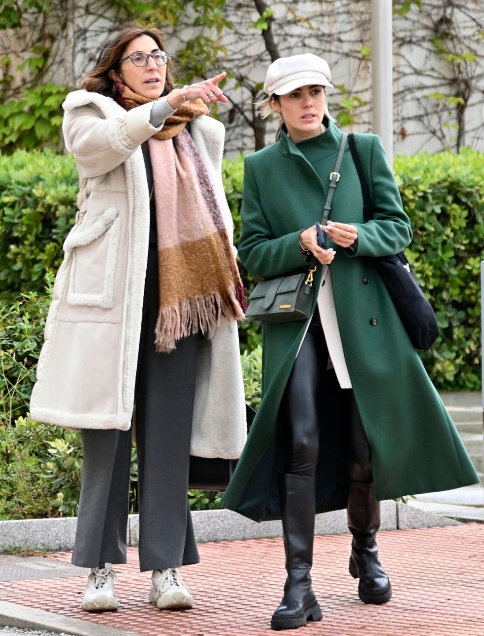 la presentadora y su hija, con ropa de abrigo en las calles de madrid
