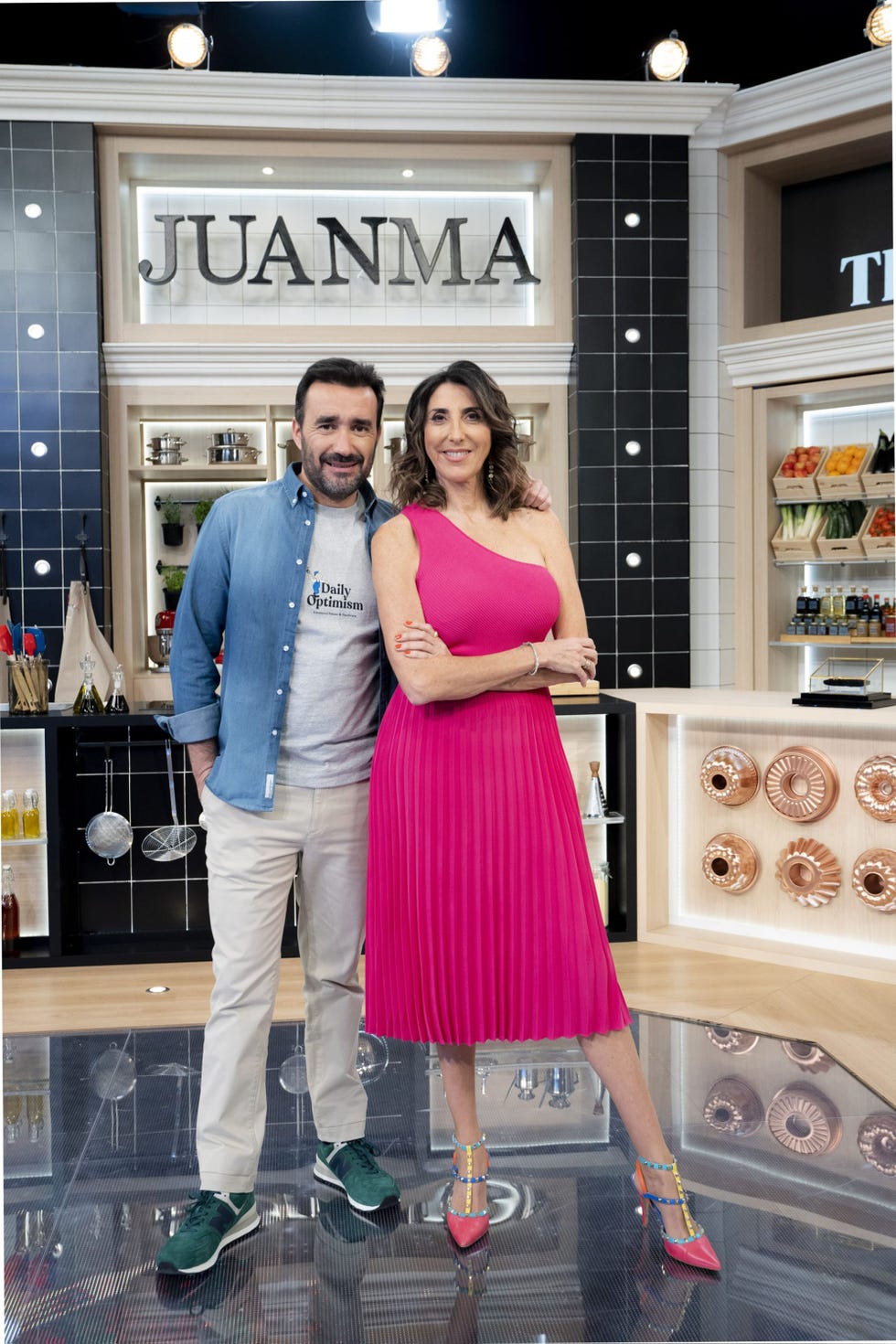 el periodista y la presentadora posan en el plató de movistar
