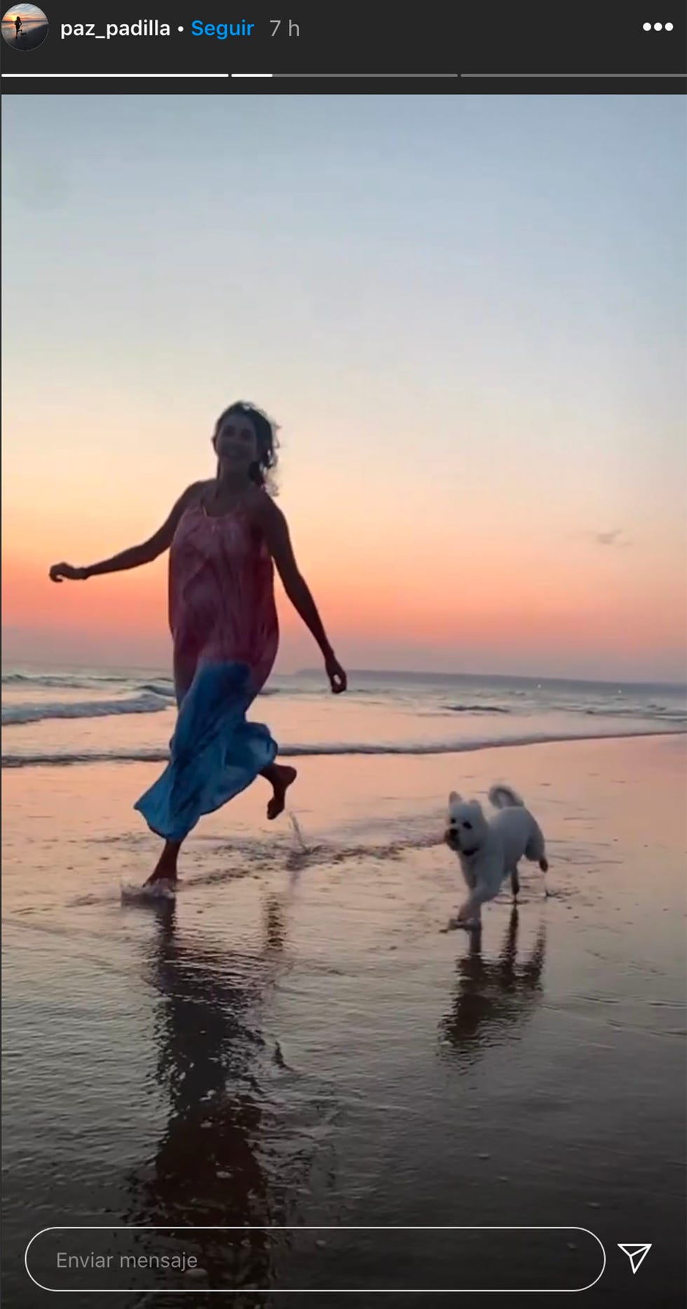 paz padilla y su perrita corren por las playas de zahara de los atunes, en cádiz