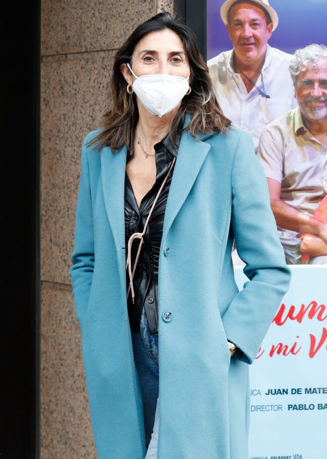 la actriz, con mascarilla y abrigo azul, representa 'el humor de mi vida' en la ciudad condal