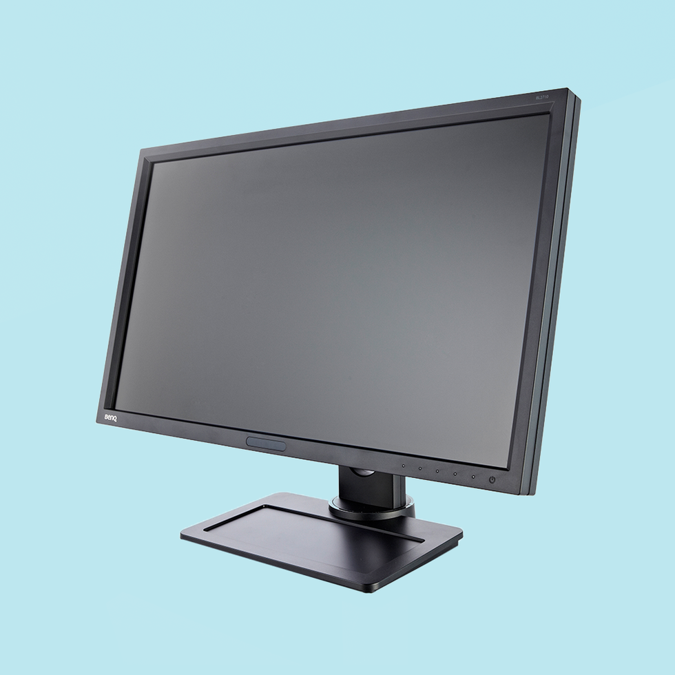 um grande monitor de computador preto sobre um fundo azul