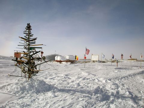 Wetenschappers die in 2005 op het Amerikaanse Zuidpoolstation AmundsenScott op Antarctica verbleven maakten een kerstboom van schroot