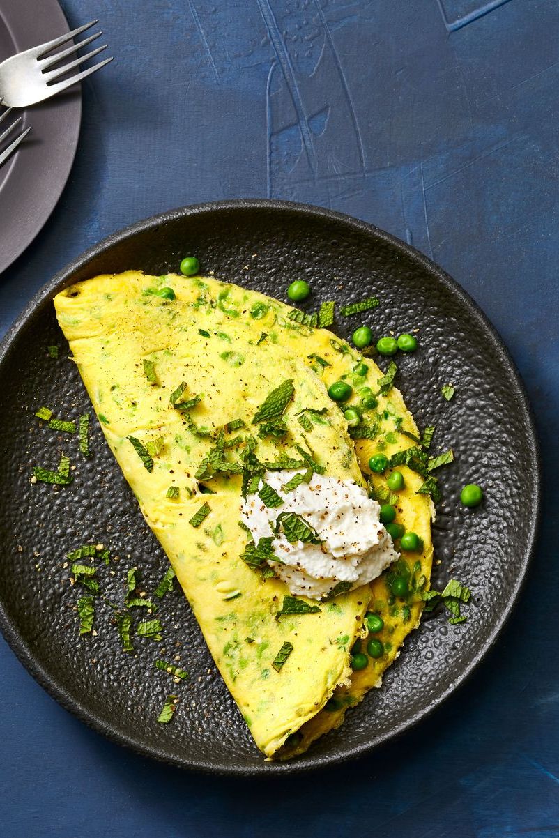 pea and ricotta omelet with a dollop of cream on top