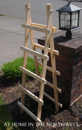 una estructura de madera para plantas con dos escaleras