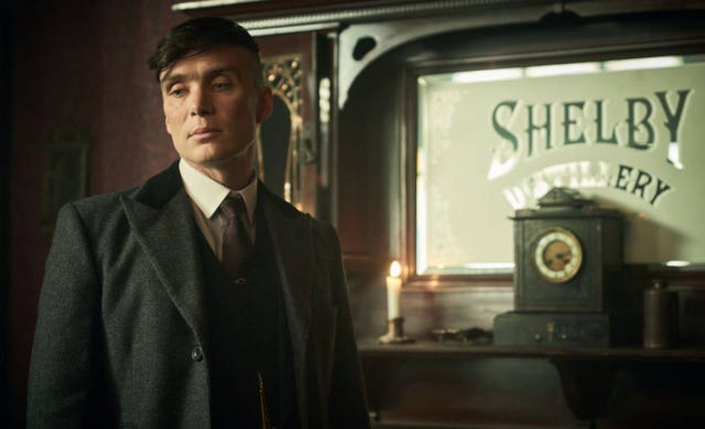 tommy shelby en el despacho de su oficina