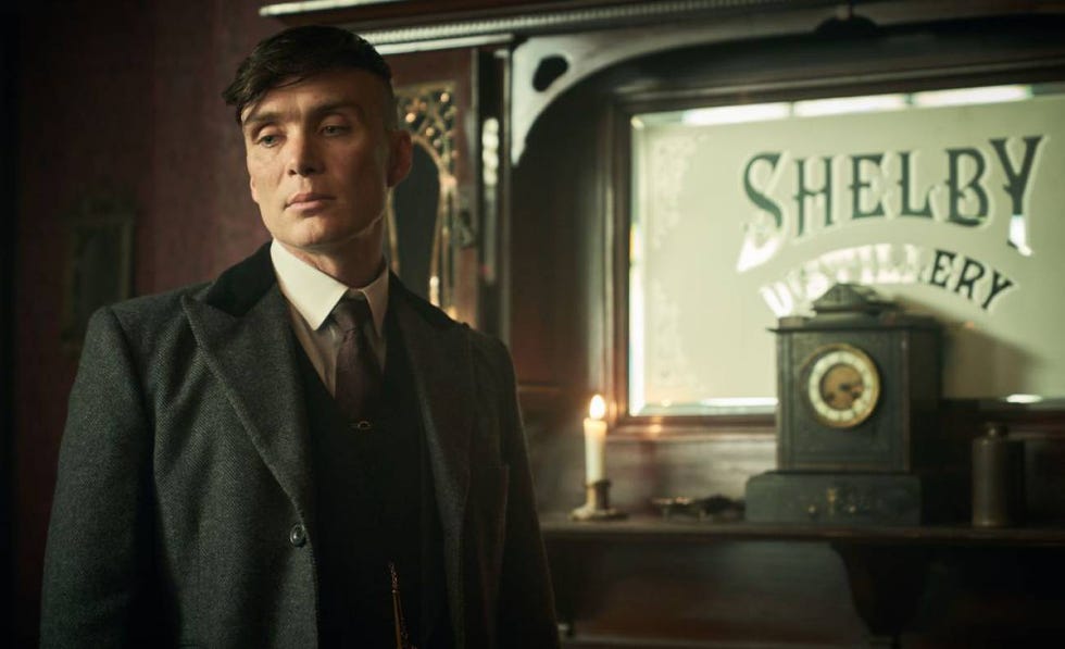 tommy shelby en el despacho de su oficina
