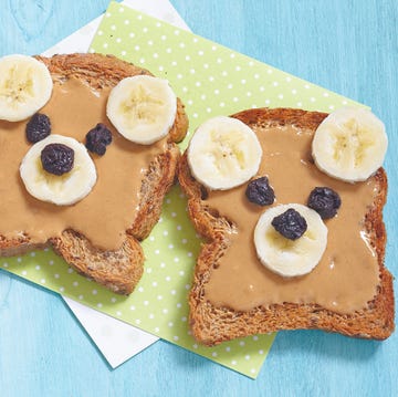 bread with peanut butter, bananas, raisins in the shape of a bear face bread with peanut butter, bananas, raisins in the shape of a bear face