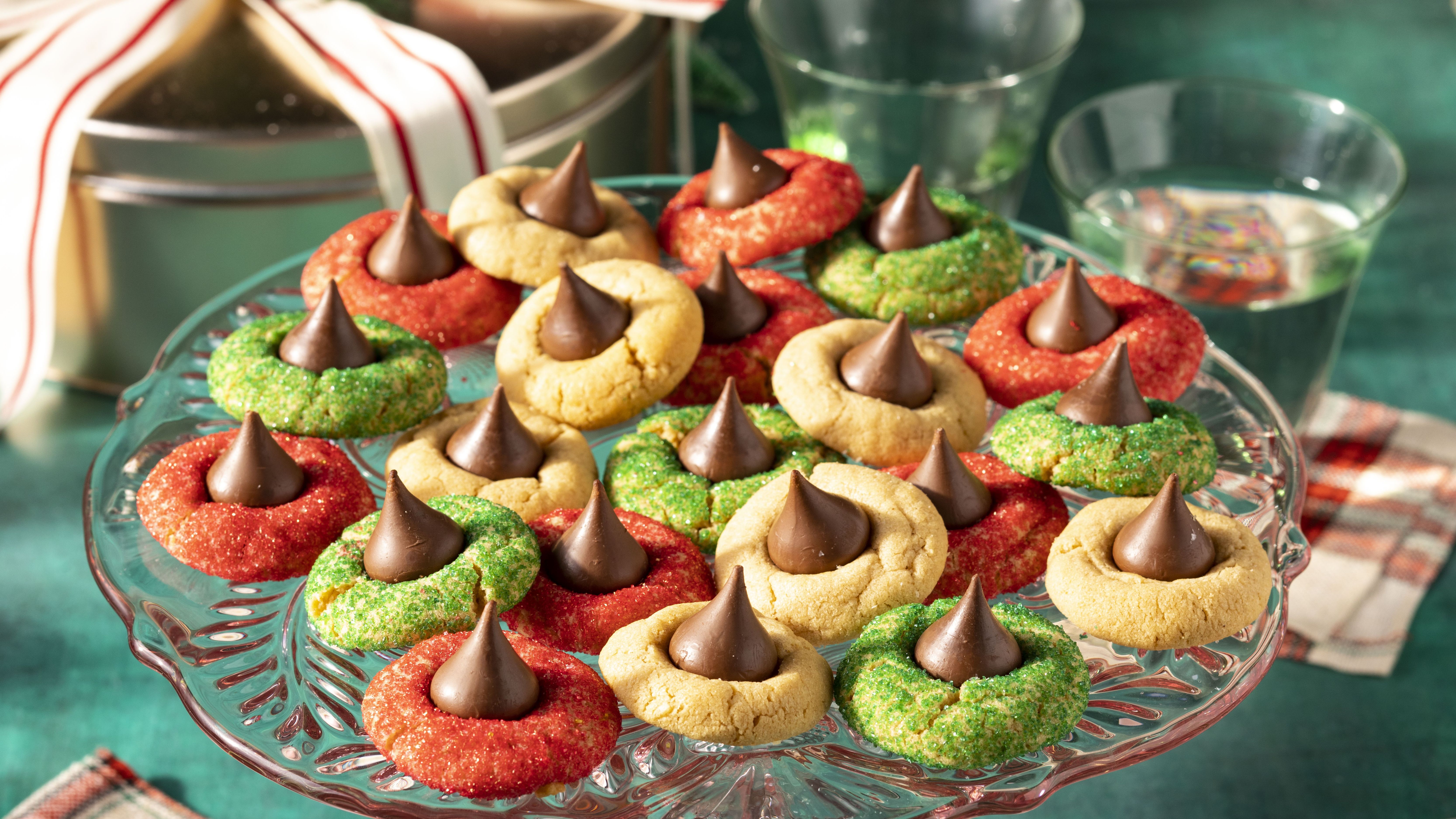 https://hips.hearstapps.com/hmg-prod/images/peanut-butter-blossoms-recipe-holiday-1637352683.jpg?crop=0.992xw:0.837xh;0,0.0697xh