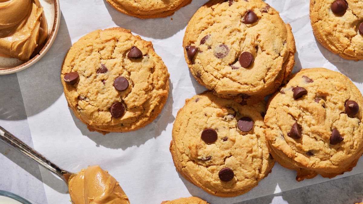 preview for Peanut Butter Chocolate Chip Cookies Are The Best Of Both Worlds